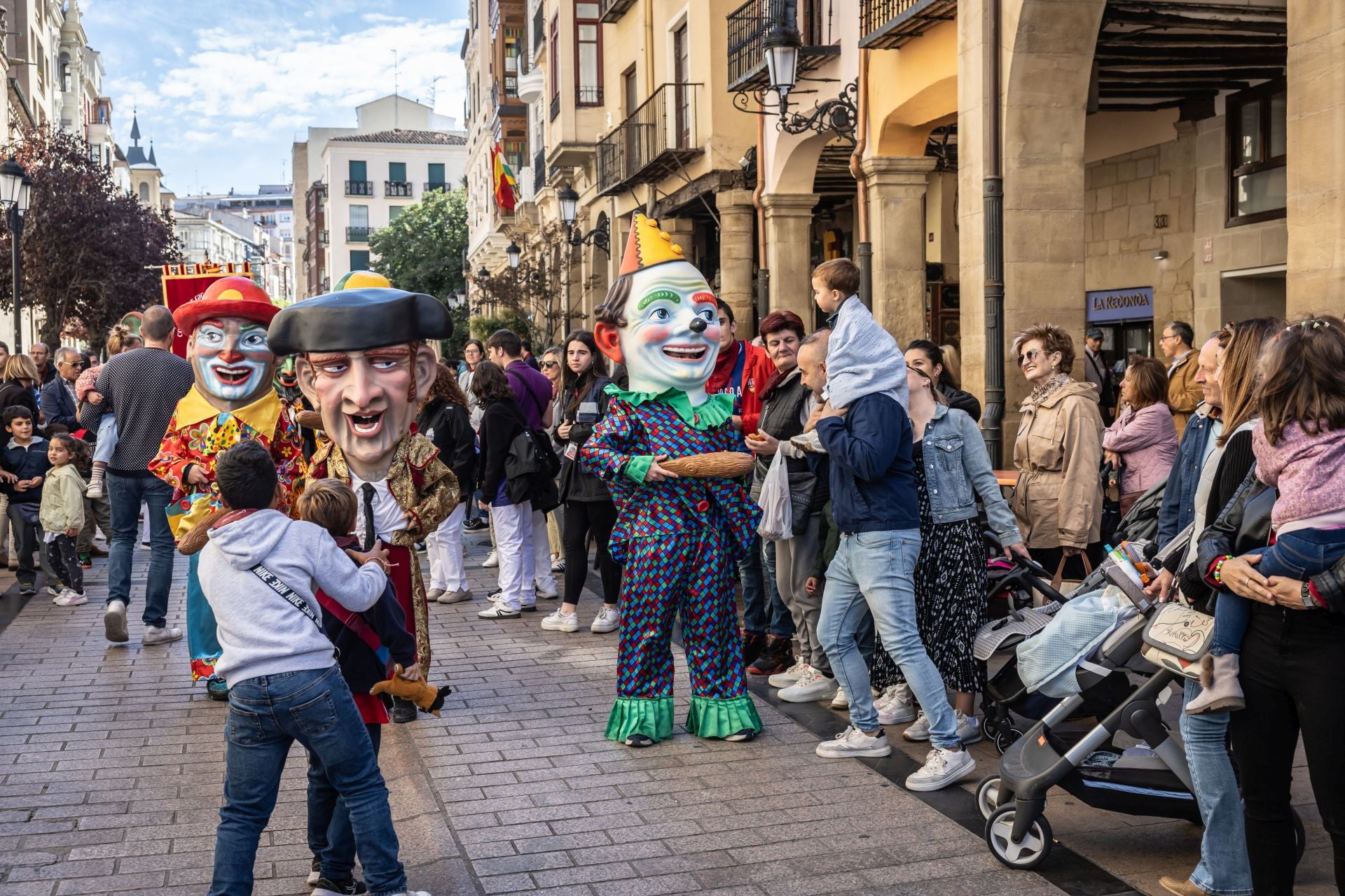 Mañana de degustaciones, música y gigantes y cabezudos en San Mateo