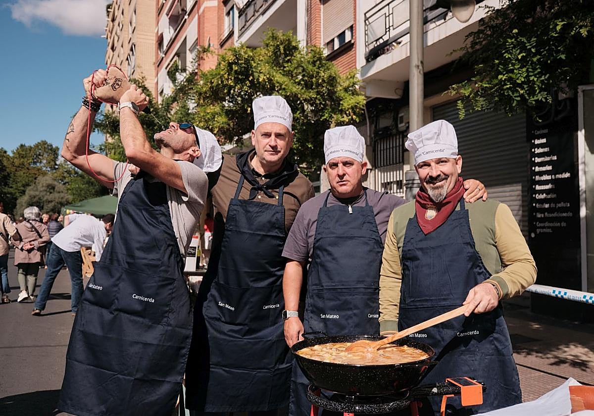 Una cuadrilla elabora un rancho de carne y patata.
