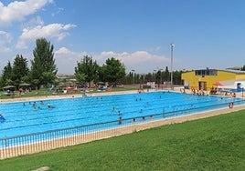 Imagen de la piscina grande del polideportivo municipal La Molineta durante esta temporada de verano de baño.