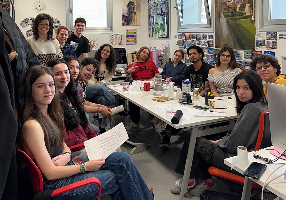 Reunión de trabajo en la oficina del Consejo de la Juventud.