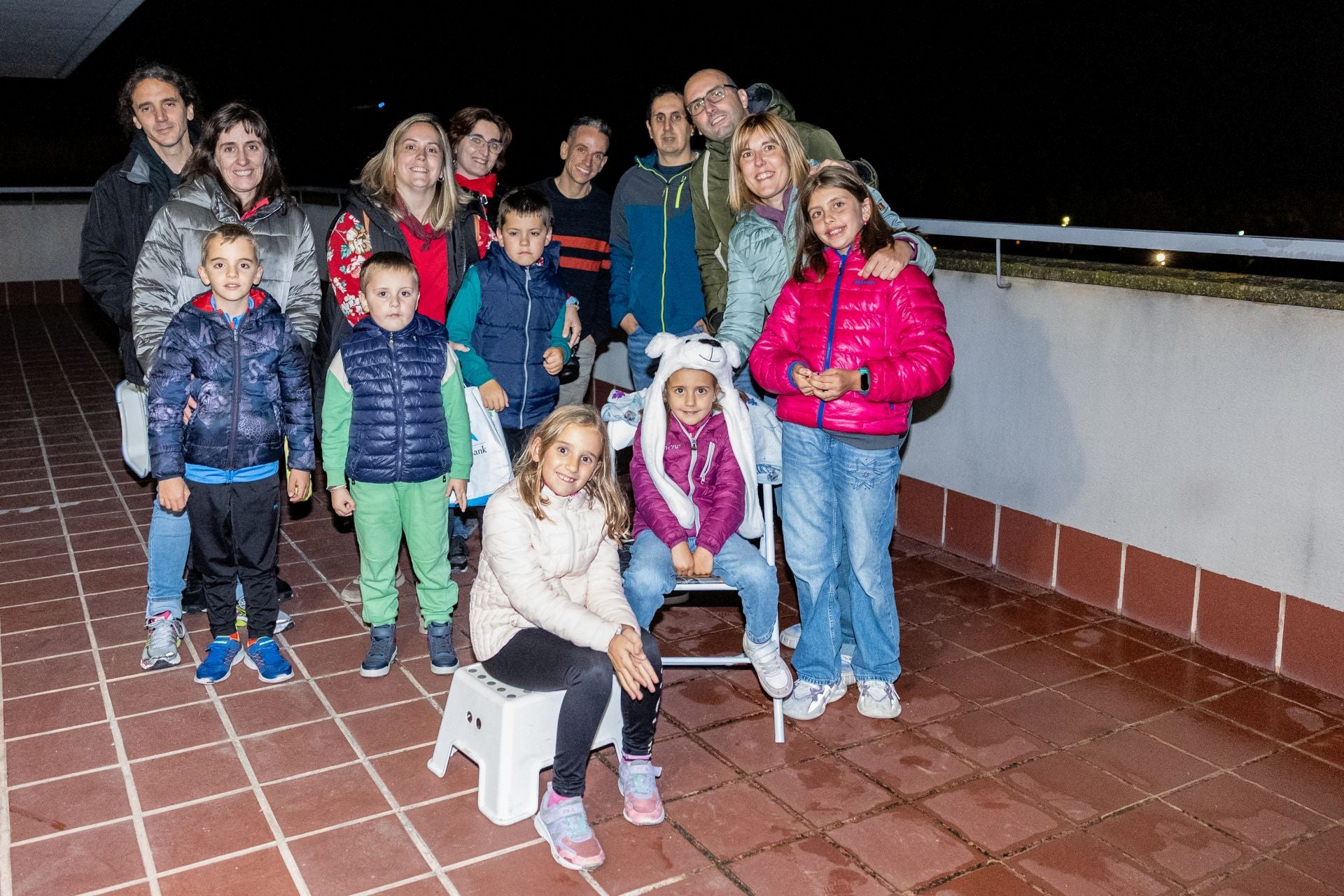 Imagen secundaria 1 - Desde el paseo del Prior, Sonia Morga y otros vecinos disfrutan de los fuegos artificiales como si de un cine en el parque de La Ribera se tratase.