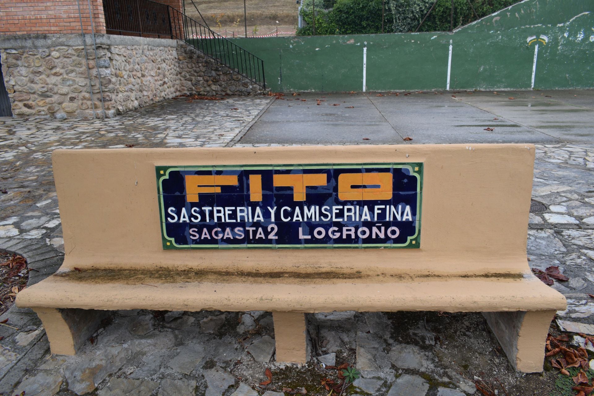 Los emblemáticos bancos de Pradillo, Bien de Interés Cultural