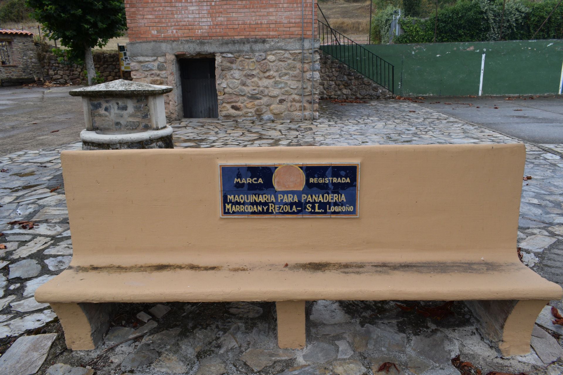 Los emblemáticos bancos de Pradillo, Bien de Interés Cultural