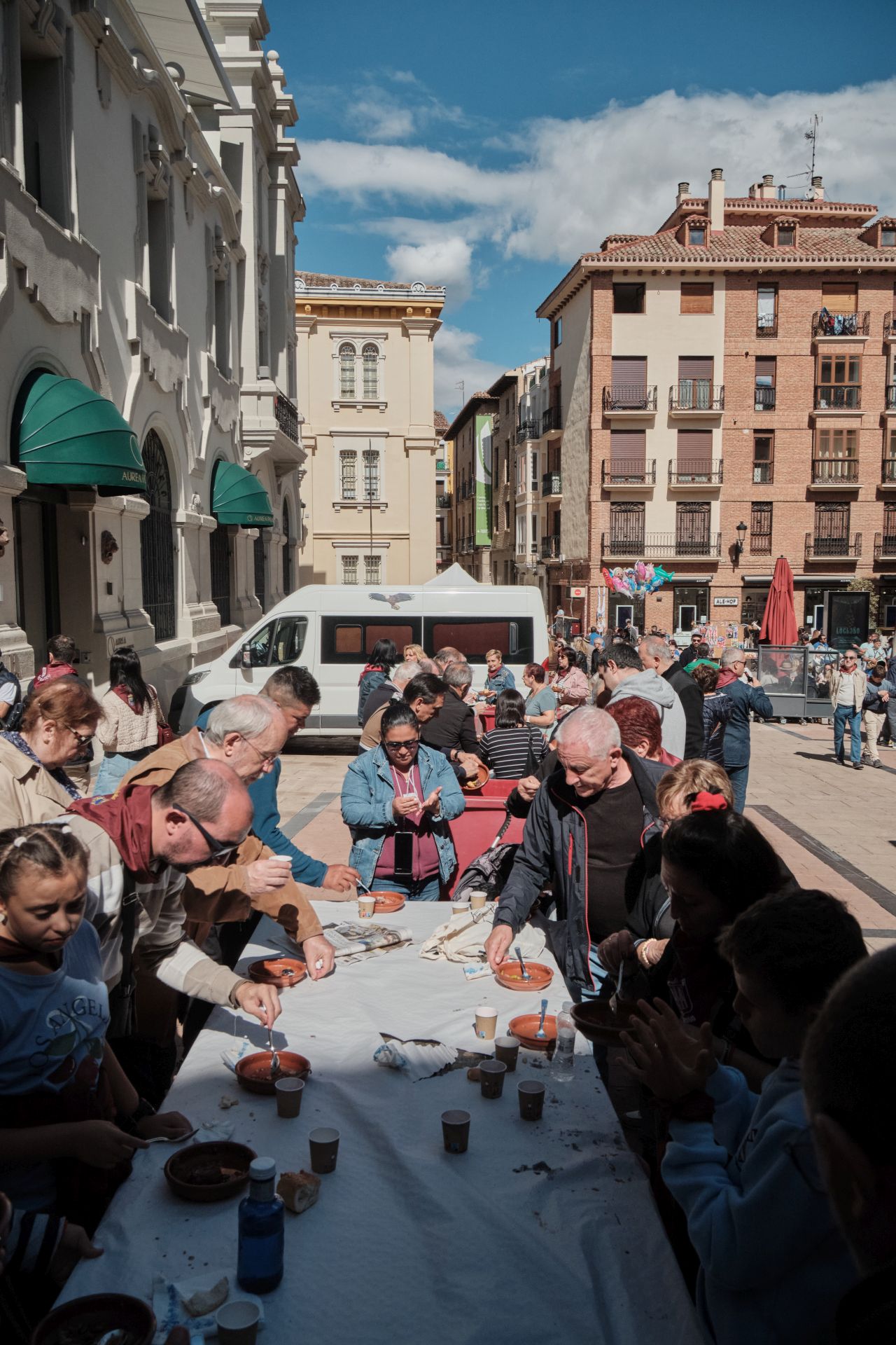 Choricillo, pancenta, alubias... los logroñeses recuperan fuerzas en las degustaciones