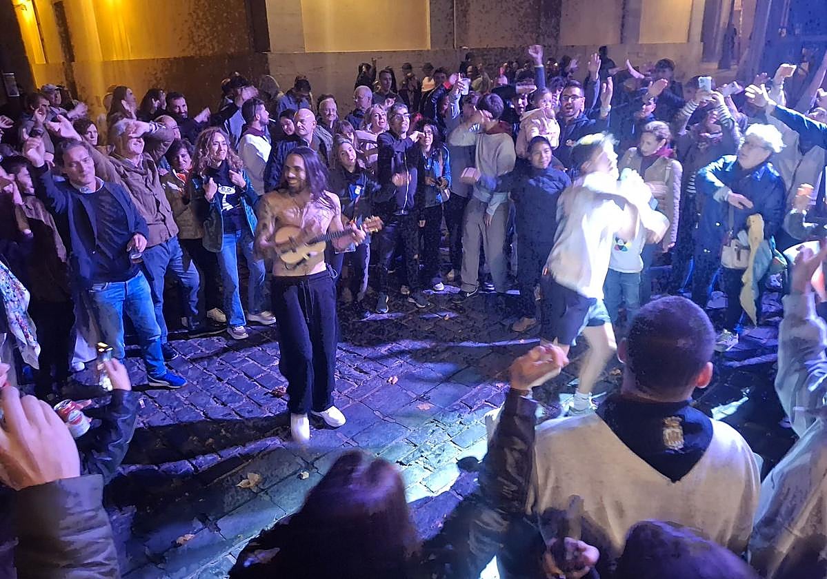 Modelo actúa entre el público de la plaza del Parlamento durante su concierto en el Parrilla.