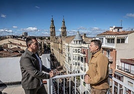Alberto y José Luis, desde una terraza con vistas a la animada calle Portales esta semana matea.
