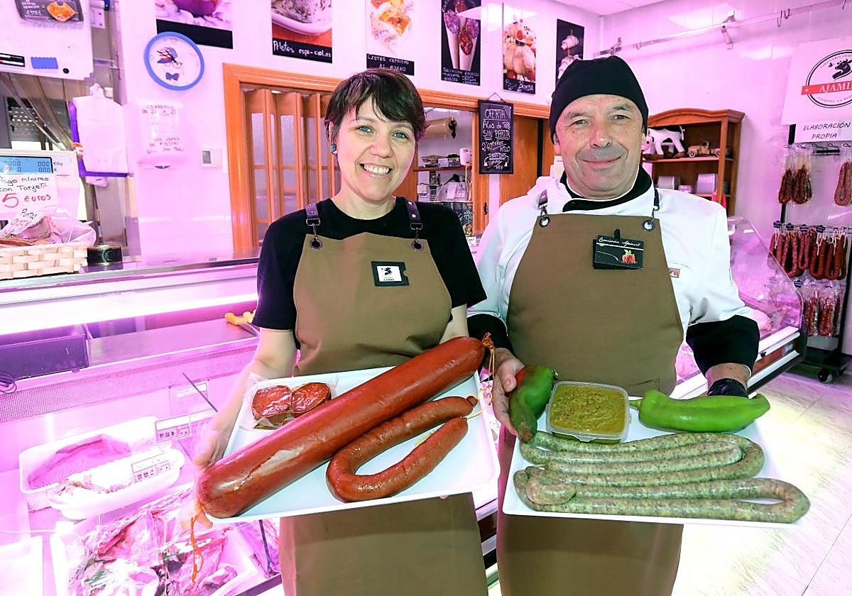 Patricia Calvo con Carlos Ajamil, con los productos que llevarán a La Terraza.