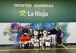 Las finalistas y las jugadoras infantiles posan juntas al finalizar el torneo.