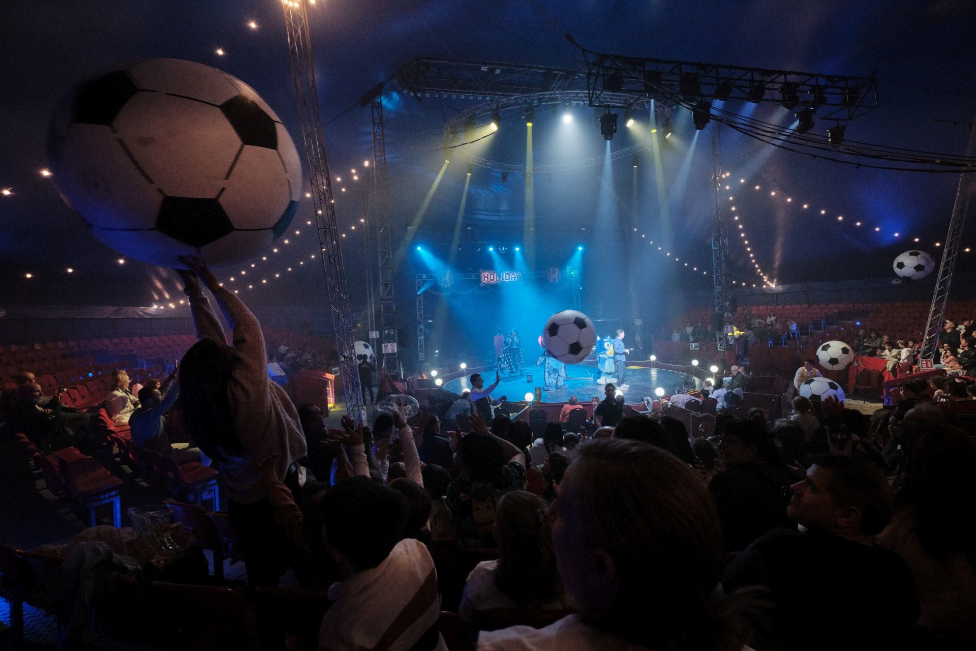 Vista interior de la carpa del circo, durante una representación del espectáculo familiar '¿Cómo están ustedes?'.