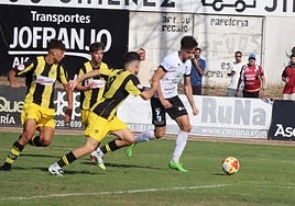 Iñigo avanza con el balón en el partido entre Alfaro y Basconia.