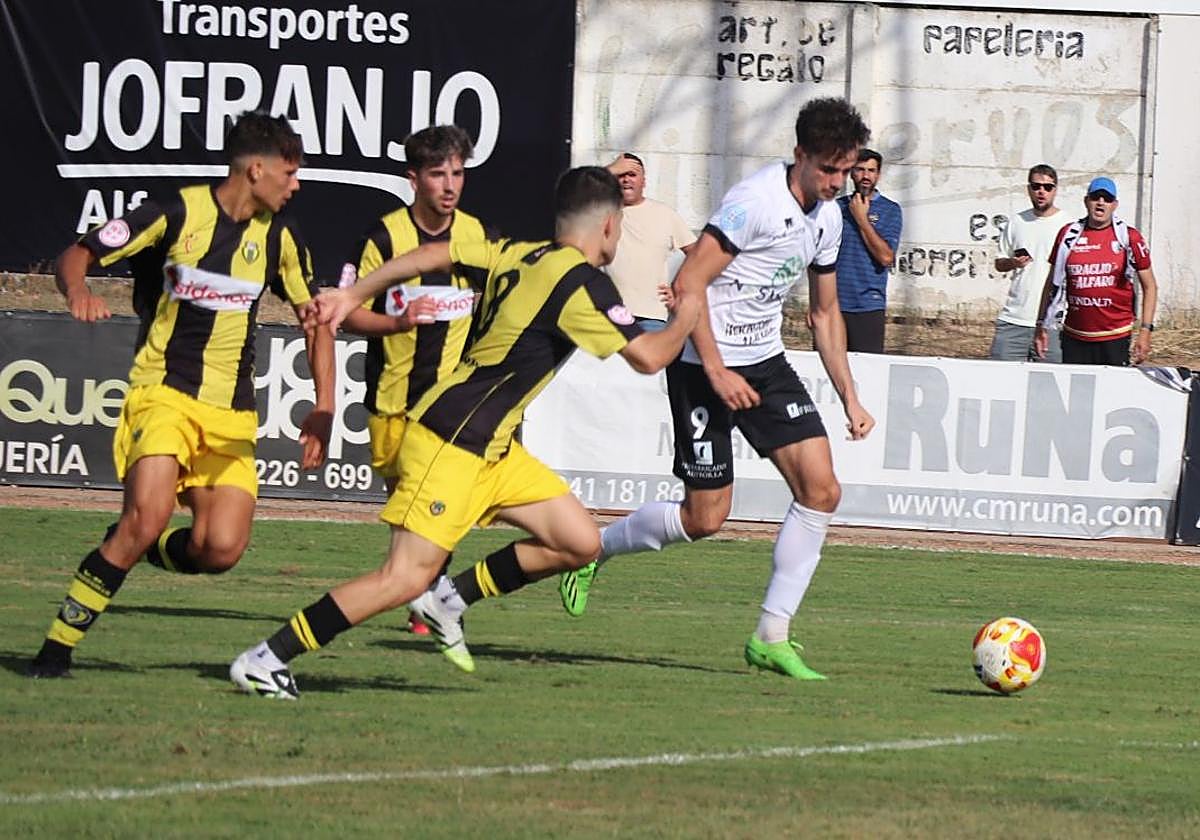 Iñigo avanza con el balón en el partido entre Alfaro y Basconia.