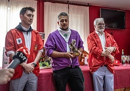 Miguel González (centro) recibe el trofeo de manos de Raúl Presa (izquierda).