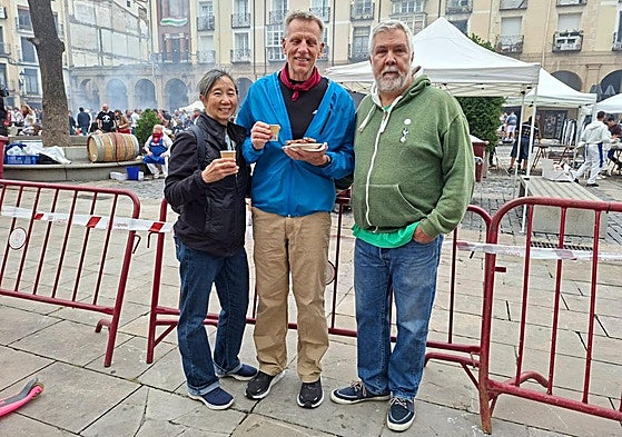 Ian y Nina posan junto a David Lindstrom, un americano afincado en Logroño desde hace años.