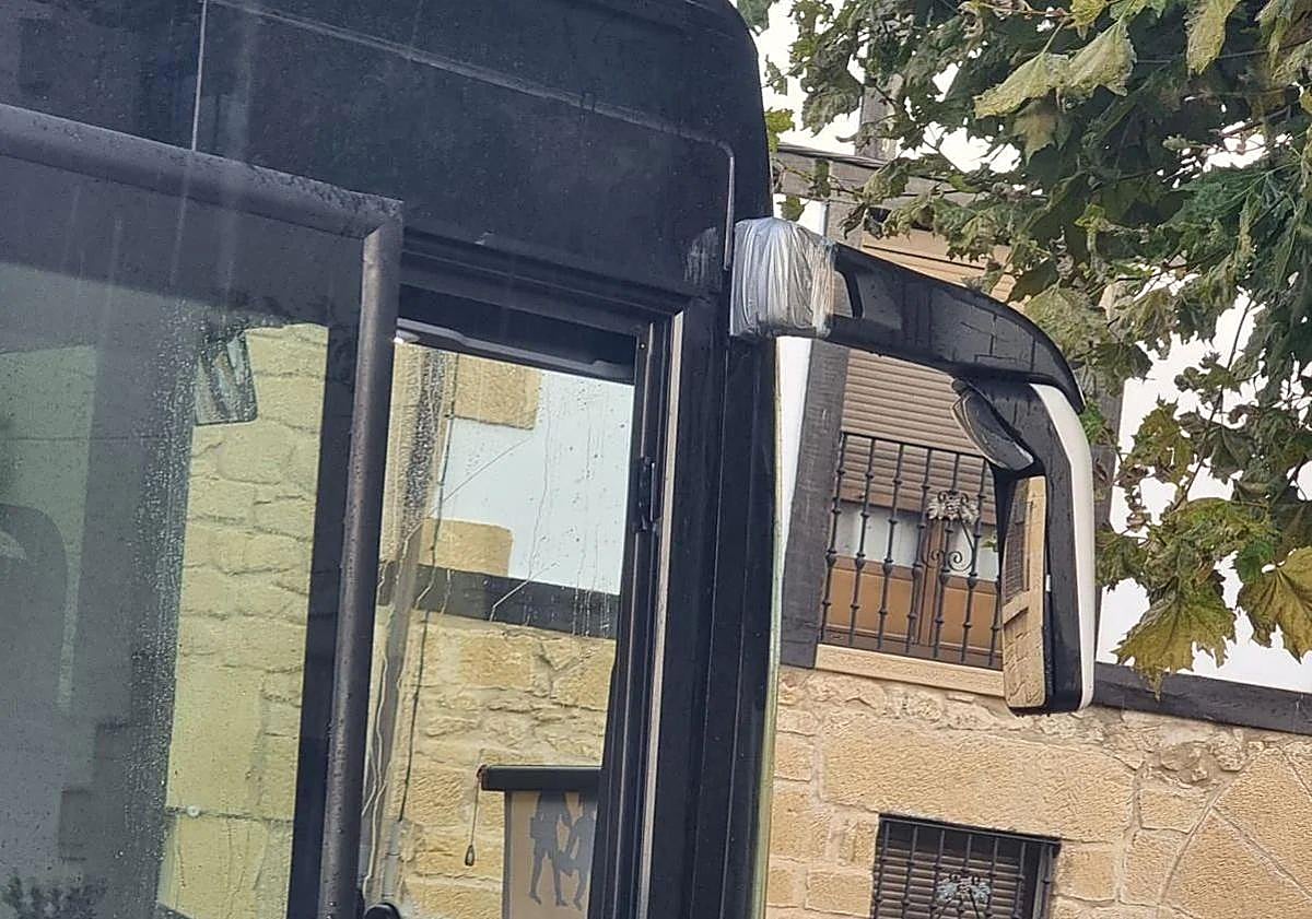 Imagen principal - Un retrovisor con cinta aislante, un asiento sin cinturon de seguridad y otro con desperfectos en uno de los autobuses. 