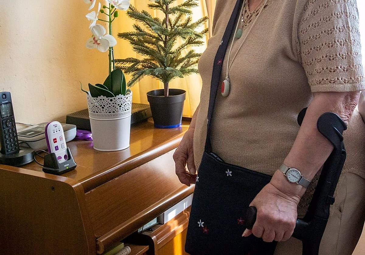 Usuaria de un servicio de teleasistencia con una terminal.