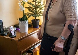 Usuaria de un servicio de teleasistencia con una terminal.