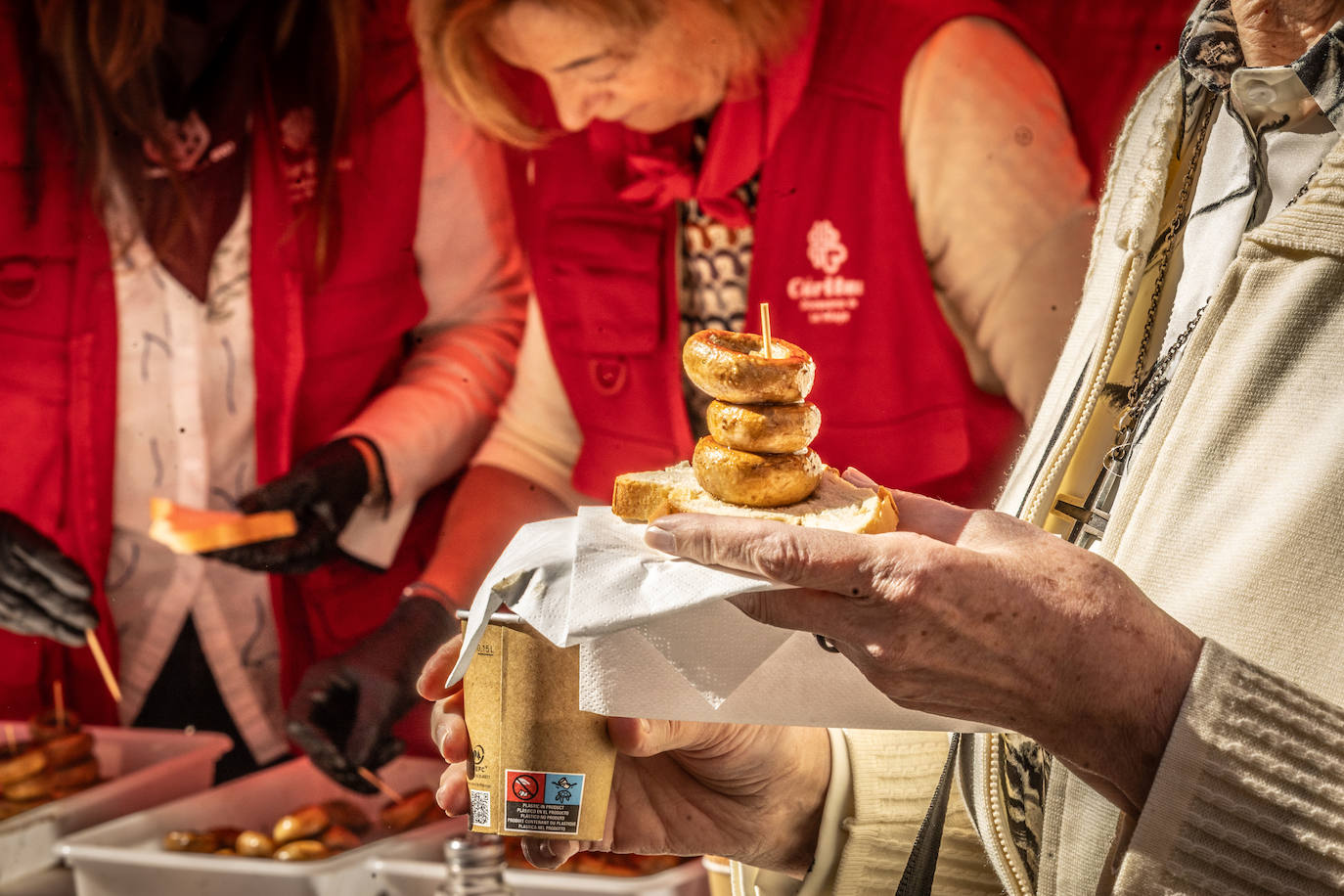 Paella, lomo, picadillo... riojanos y visitantes disfrutan de las degustaciones