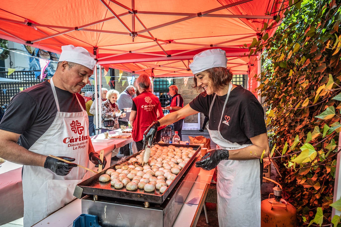 Paella, lomo, picadillo... riojanos y visitantes disfrutan de las degustaciones