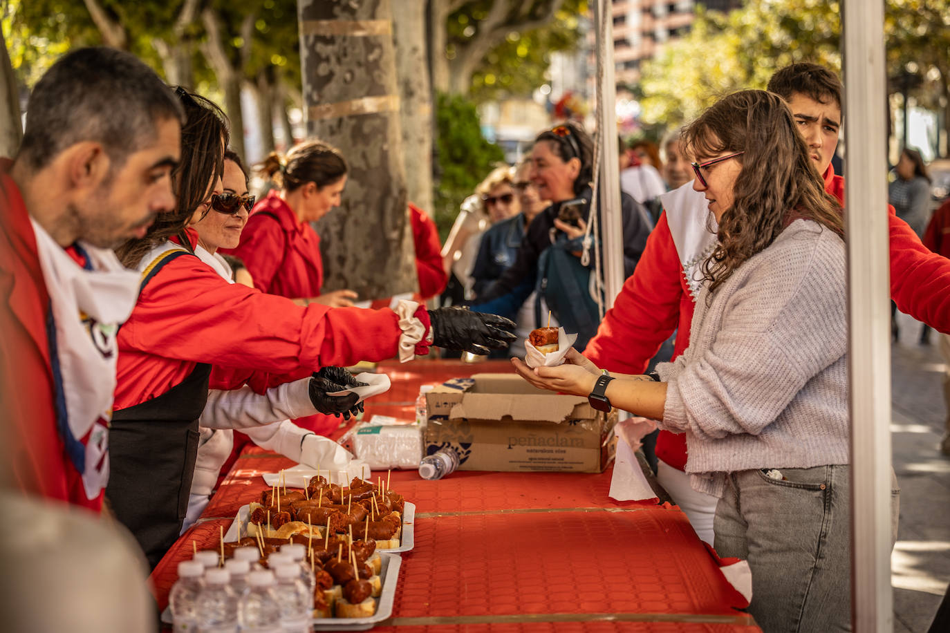 Paella, lomo, picadillo... riojanos y visitantes disfrutan de las degustaciones