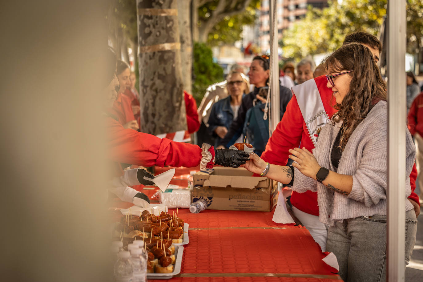 Paella, lomo, picadillo... riojanos y visitantes disfrutan de las degustaciones
