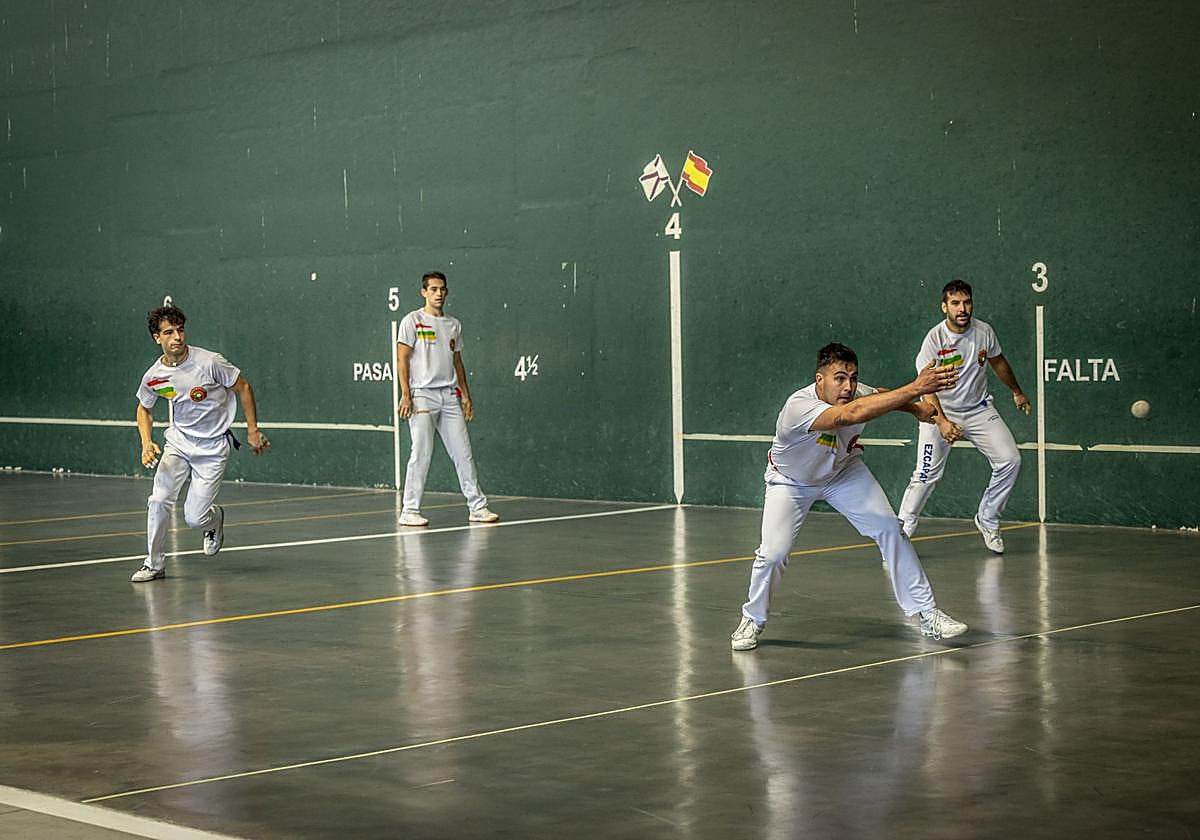 Lerena ejecuta una dejada con la derecha.