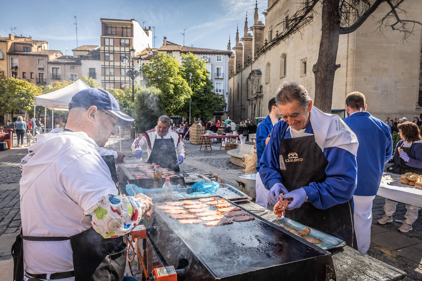 Paella, lomo, picadillo... riojanos y visitantes disfrutan de las degustaciones