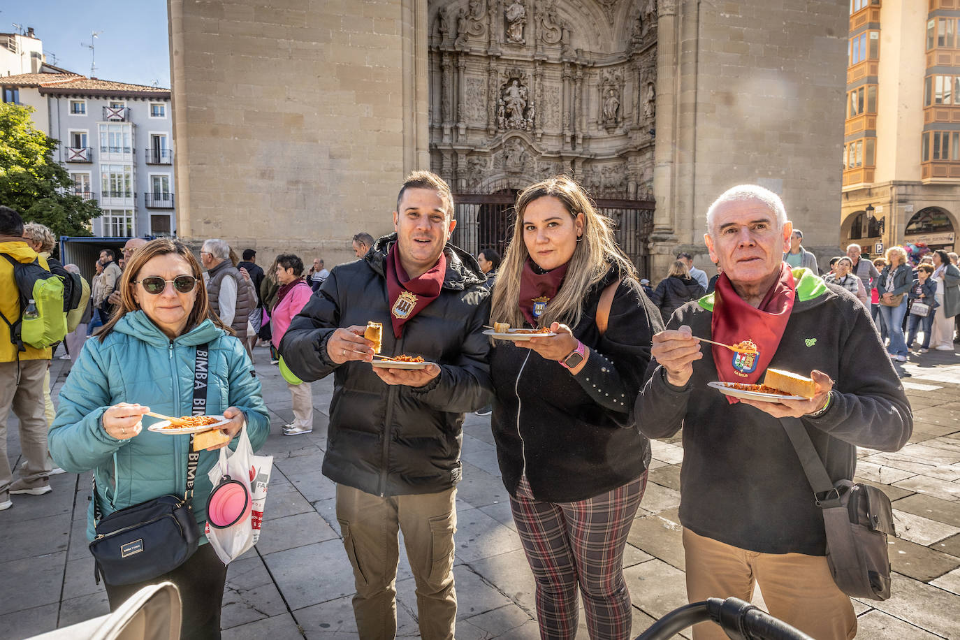 Paella, lomo, picadillo... riojanos y visitantes disfrutan de las degustaciones