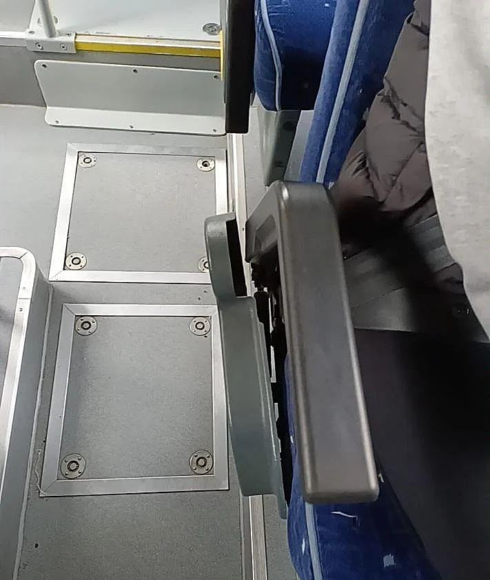 Imagen secundaria 2 - Un retrovisor con cinta aislante, un asiento sin cinturon de seguridad y otro con desperfectos en uno de los autobuses. 