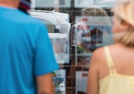 Clientes ante el escaparate de una inmobiliaria