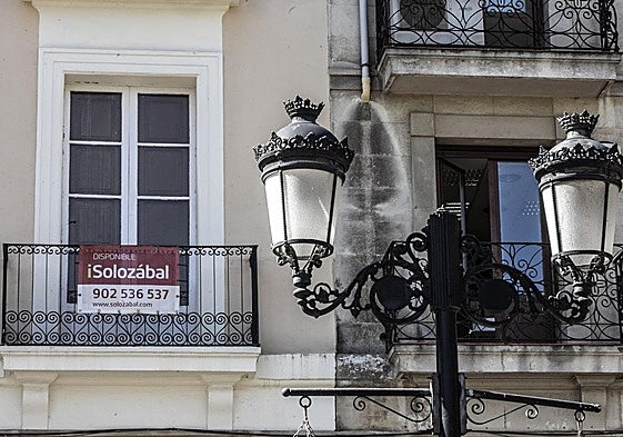 Imagen de archivo de un cartel anunciando la venta de un piso en Logroño.