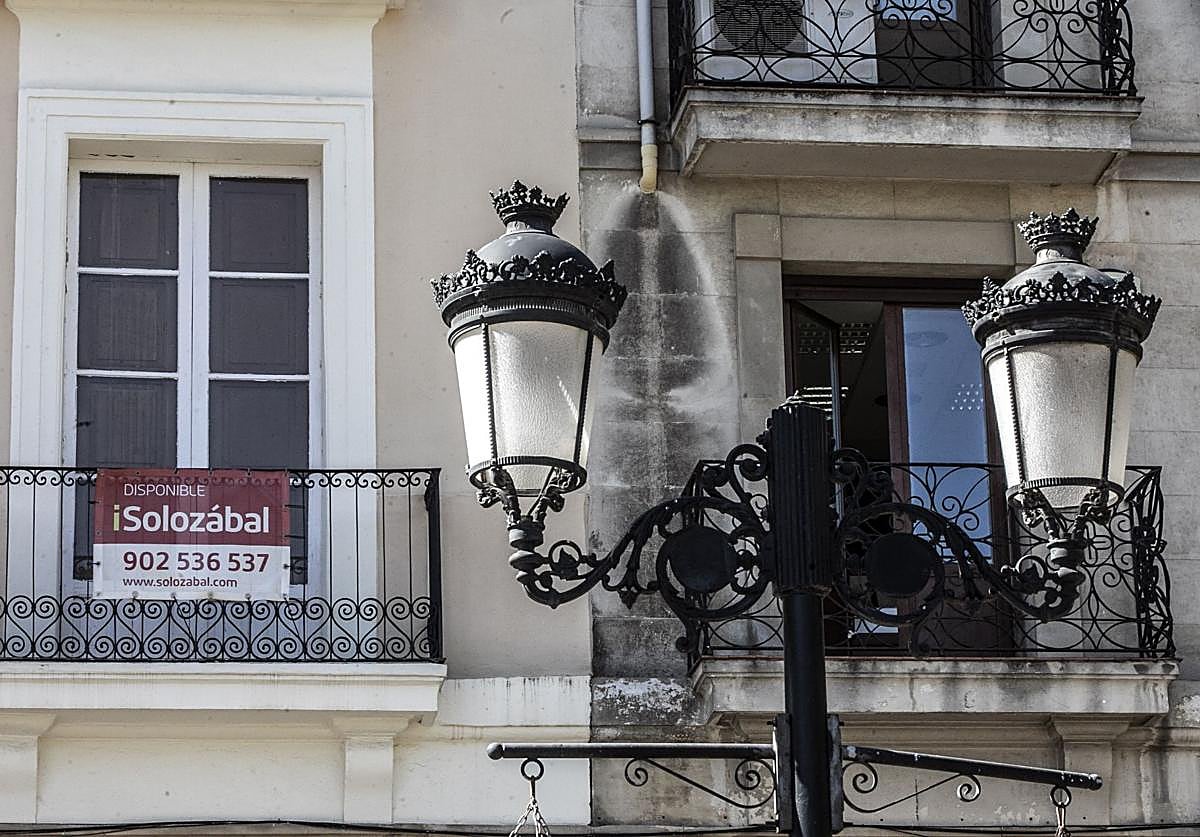 Imagen de archivo de un cartel anunciando la venta de un piso en Logroño.