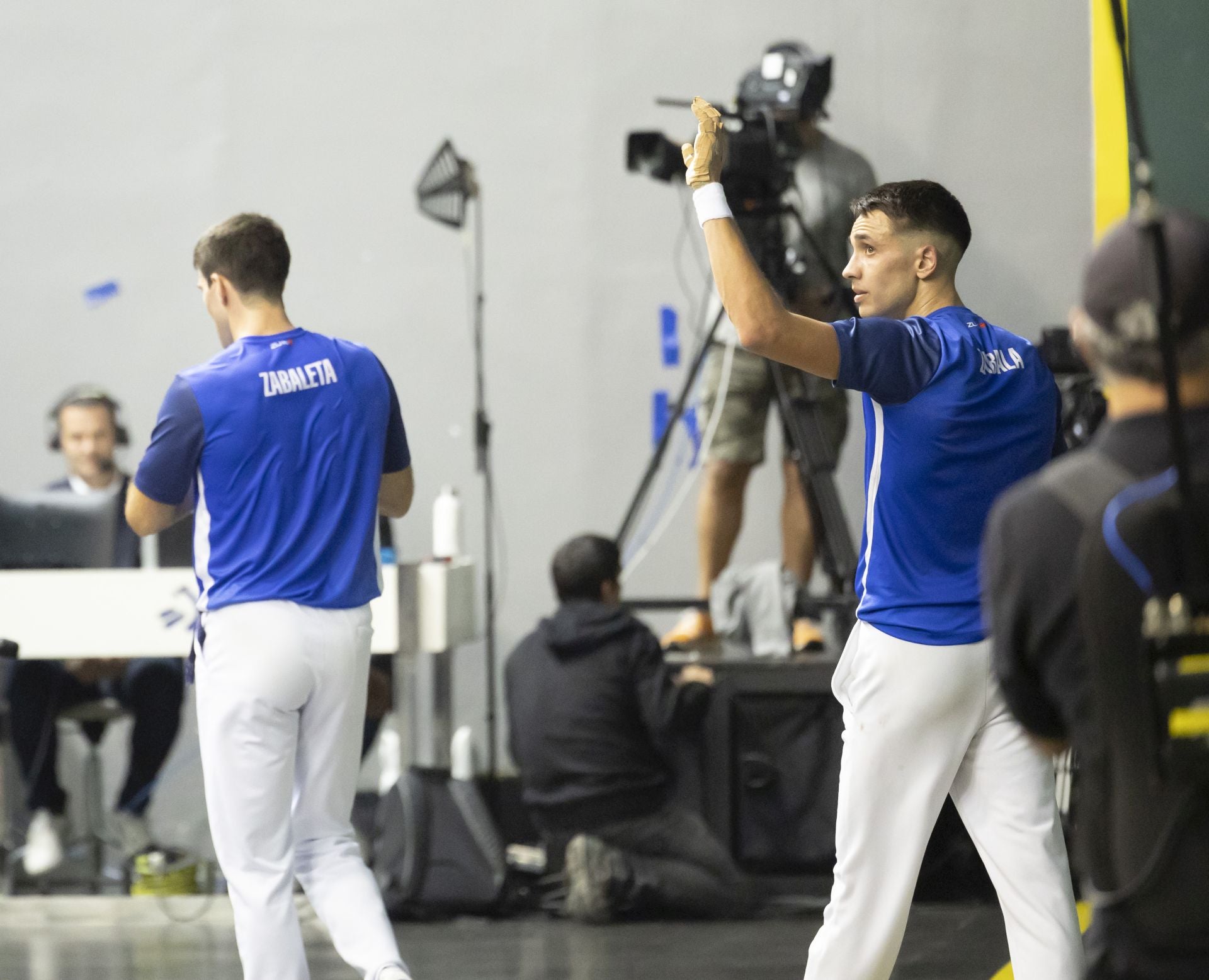Javier Zabala se despide de los aficiondos del Adarraga.