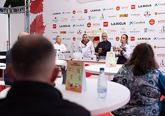 Elena Urigüen explica la elaboración de uno de los cócteles de la tarde.