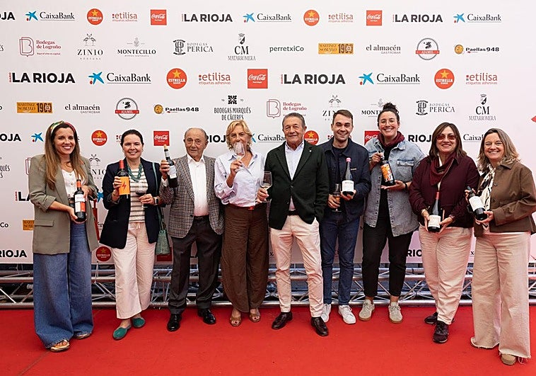Elena Pilo (Franco Españolas), Maite Soria (Olarra), Dionisio Ruiz Ijalba, Marisol Ruiz y Dionisio Ruiz (Ijalba), Óscar Ezquerra (Arizcuren), Ariana Medeot (Campoviejo), Merche Cerrolaza y Rosa Larrea (Bodegas de Logroño) pusieron los caldos junto a Ontañón y Marqués de Vargas.