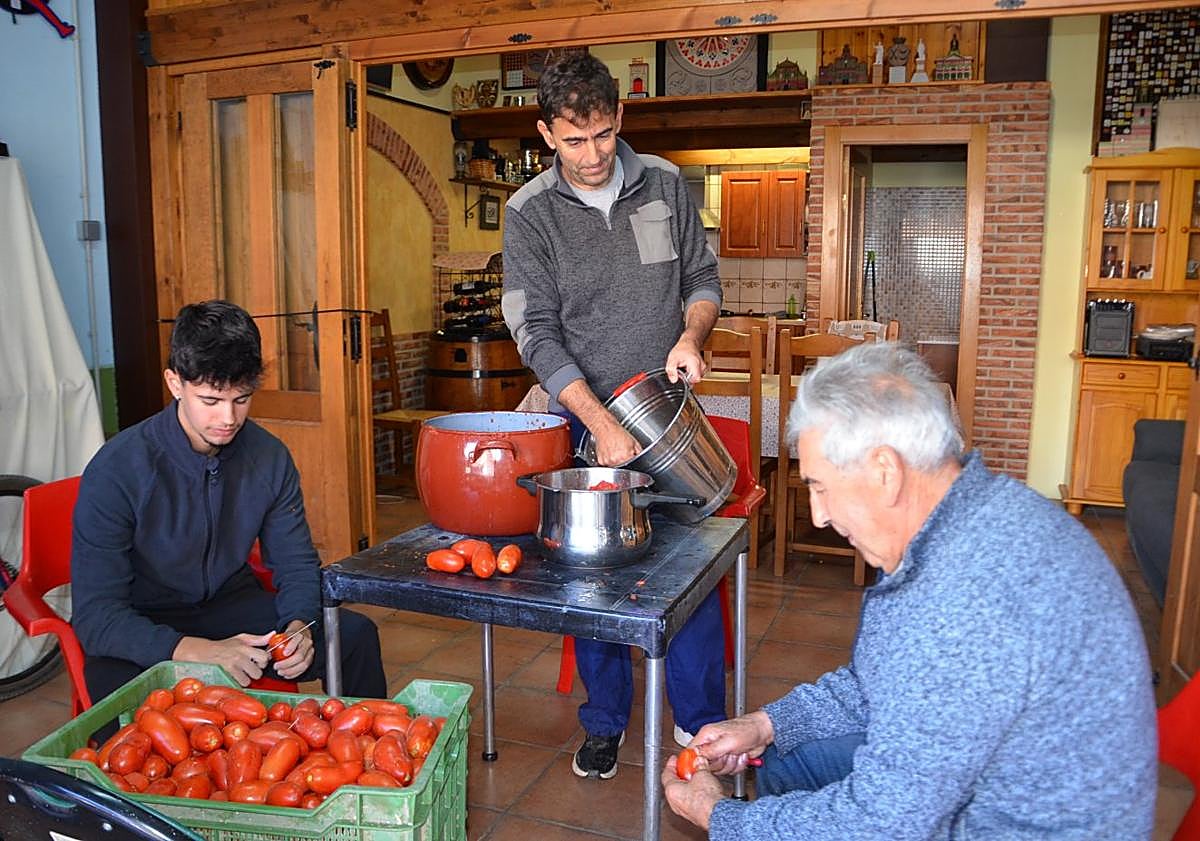 Imagen principal - Las tres generaciones que &#039;conservan&#039; la conserva en Calahorra