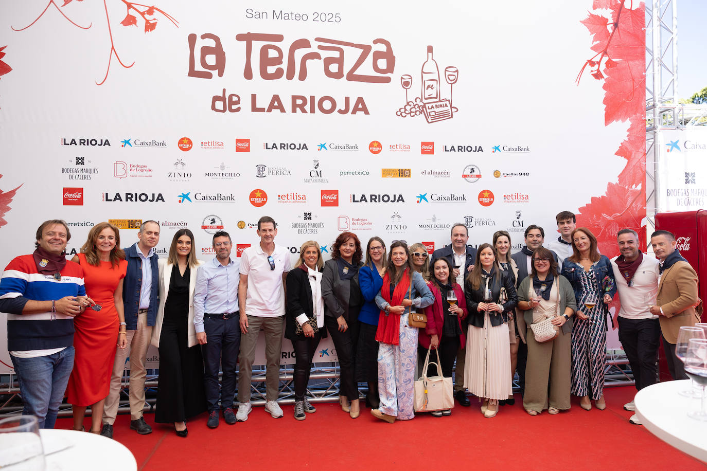 Javi, María, Alejando, Goyo Ezama, Marian, Olga, Eunate, Lola, Rebeca, Vero, Eladio, Miriam, Sheila, Javi, Mari Cruz, Sergio, Patricia, Rodrigo y Sergio, parte del equipo humano de CaixaBank en La Rioja. 