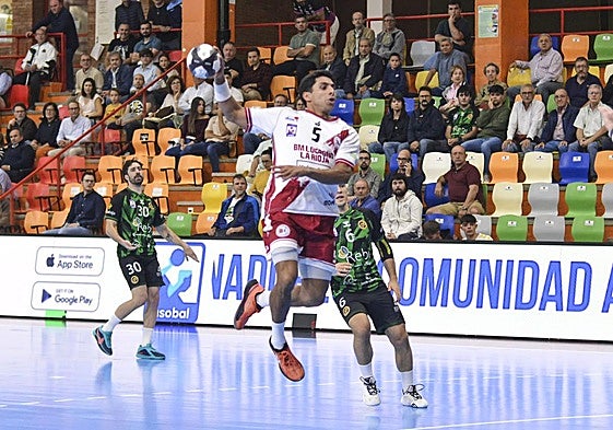 Pancho Lombardi anota uno de sus siete goles en El Sargal.