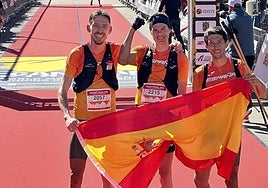 Los tres españoles (con Santamaría en el centro) que llevaron a España al título mundial, en la meta de Canfranc.