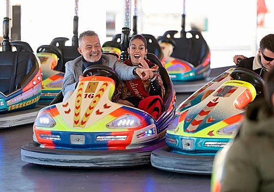 Conrado Escobar, junto con la vendimiadora, Judith Duro, en los autos de choque, este viernes, instantes después de ofrecer un balance de las fiestas de San Mateo.