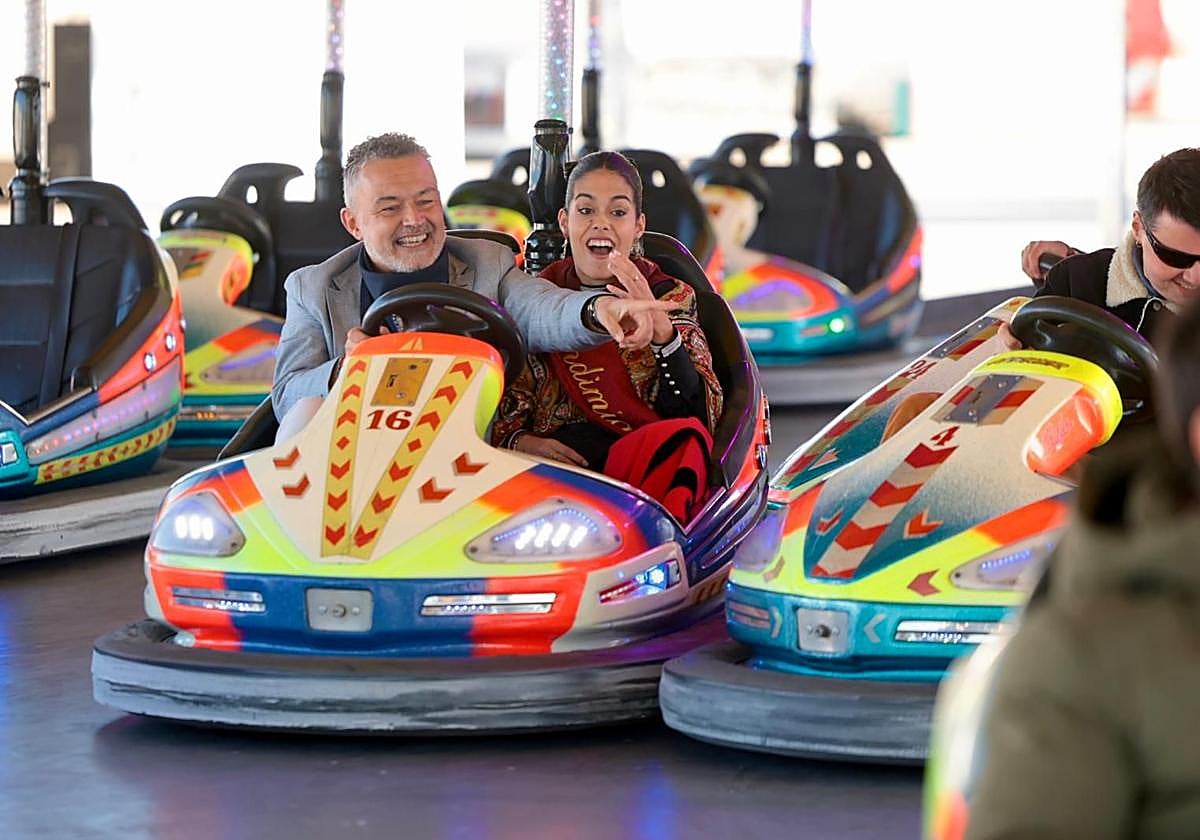 Conrado Escobar, junto con la vendimiadora, Judith Duro, en los autos de choque, este viernes, instantes después de ofrecer un balance de las fiestas de San Mateo.