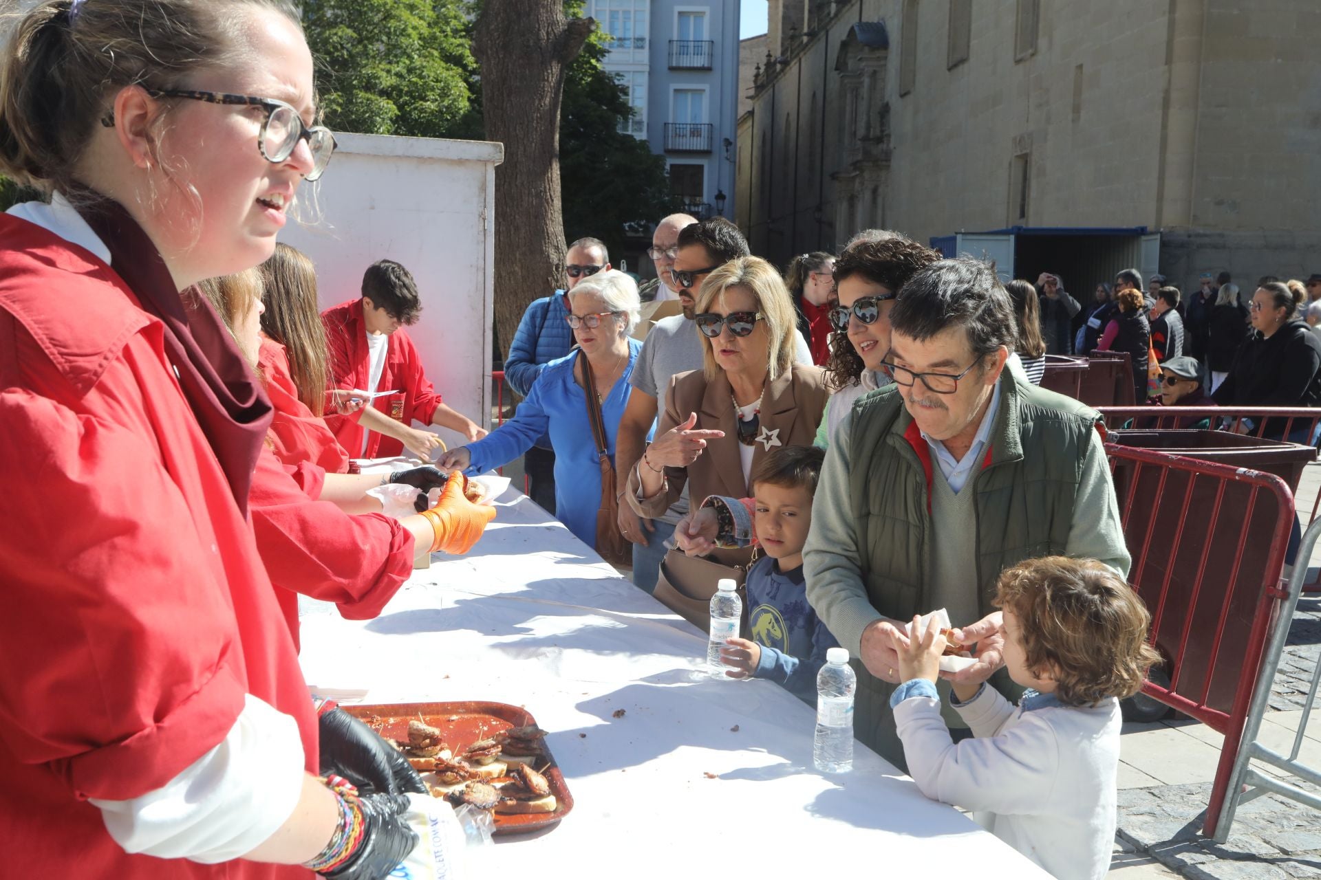 ¿Has estado de degustación para terminar las fiestas? Igual apareces en estas fotos