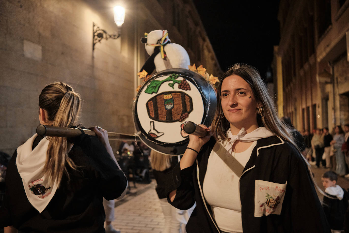 Las imágenes del desfile de las peñas por Logroño