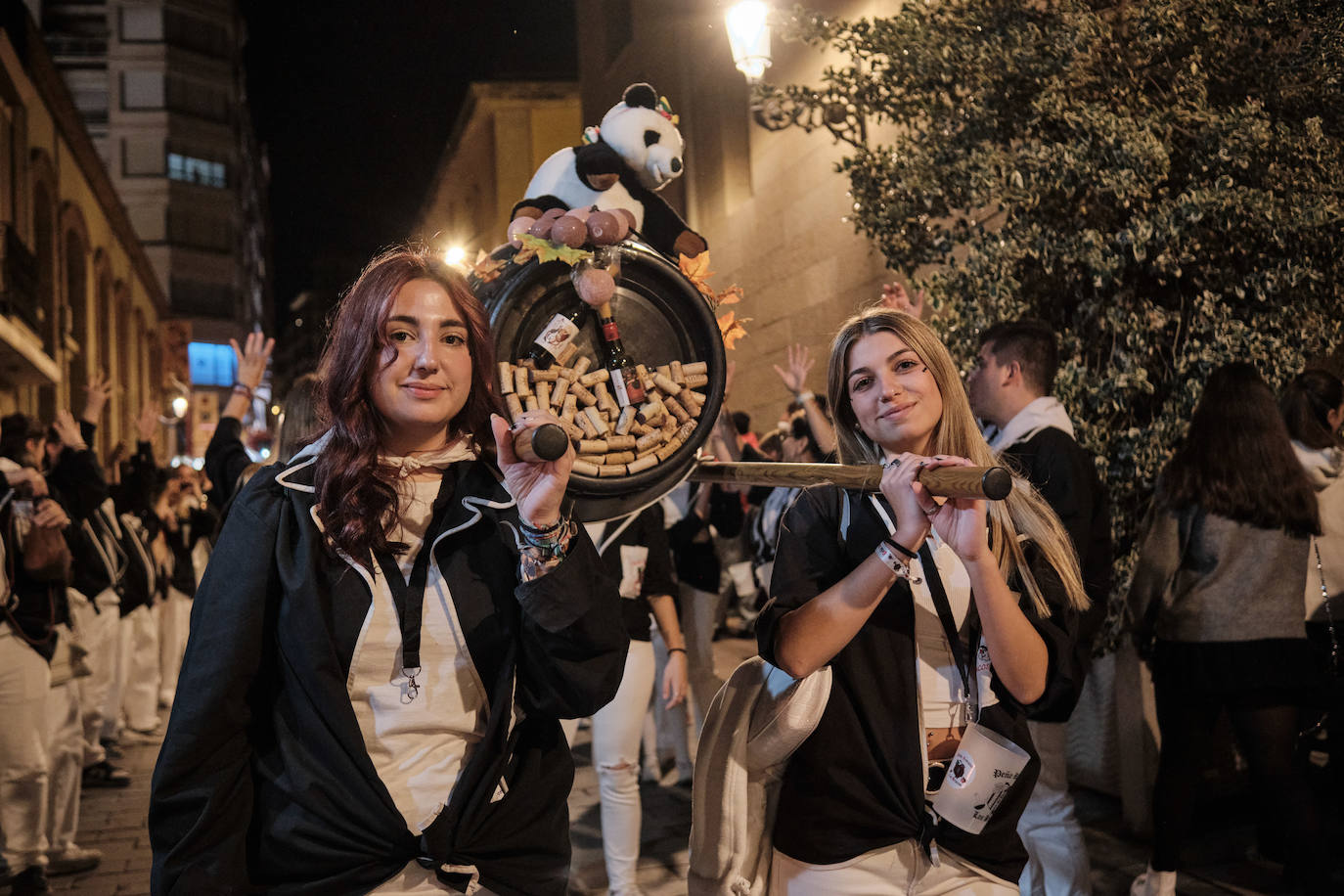 Las imágenes del desfile de las peñas por Logroño