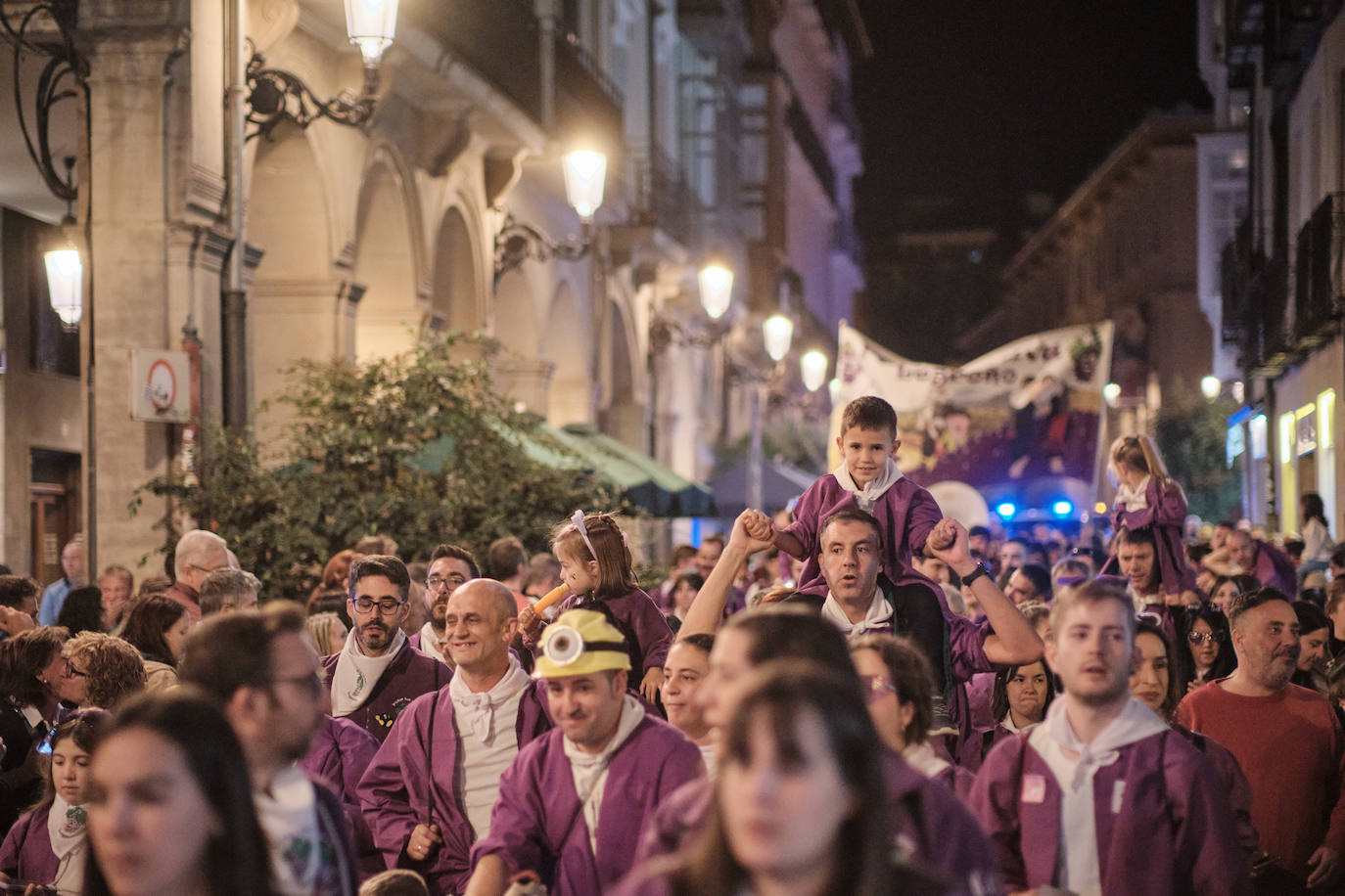 Las imágenes del desfile de las peñas por Logroño