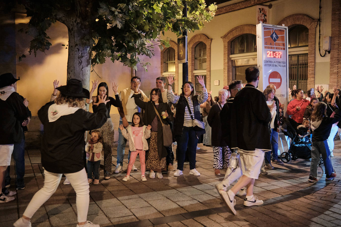 Las imágenes del desfile de las peñas por Logroño
