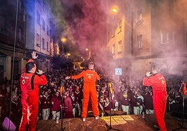 Los nuevos integrantes de Zapato Veloz durante su actuación en la calle San Matías.