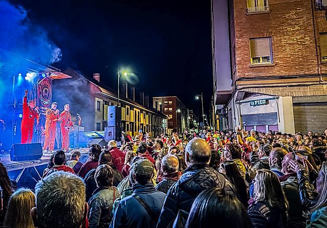 El público acudió a contemplar la actuación de Zapato Veloz.