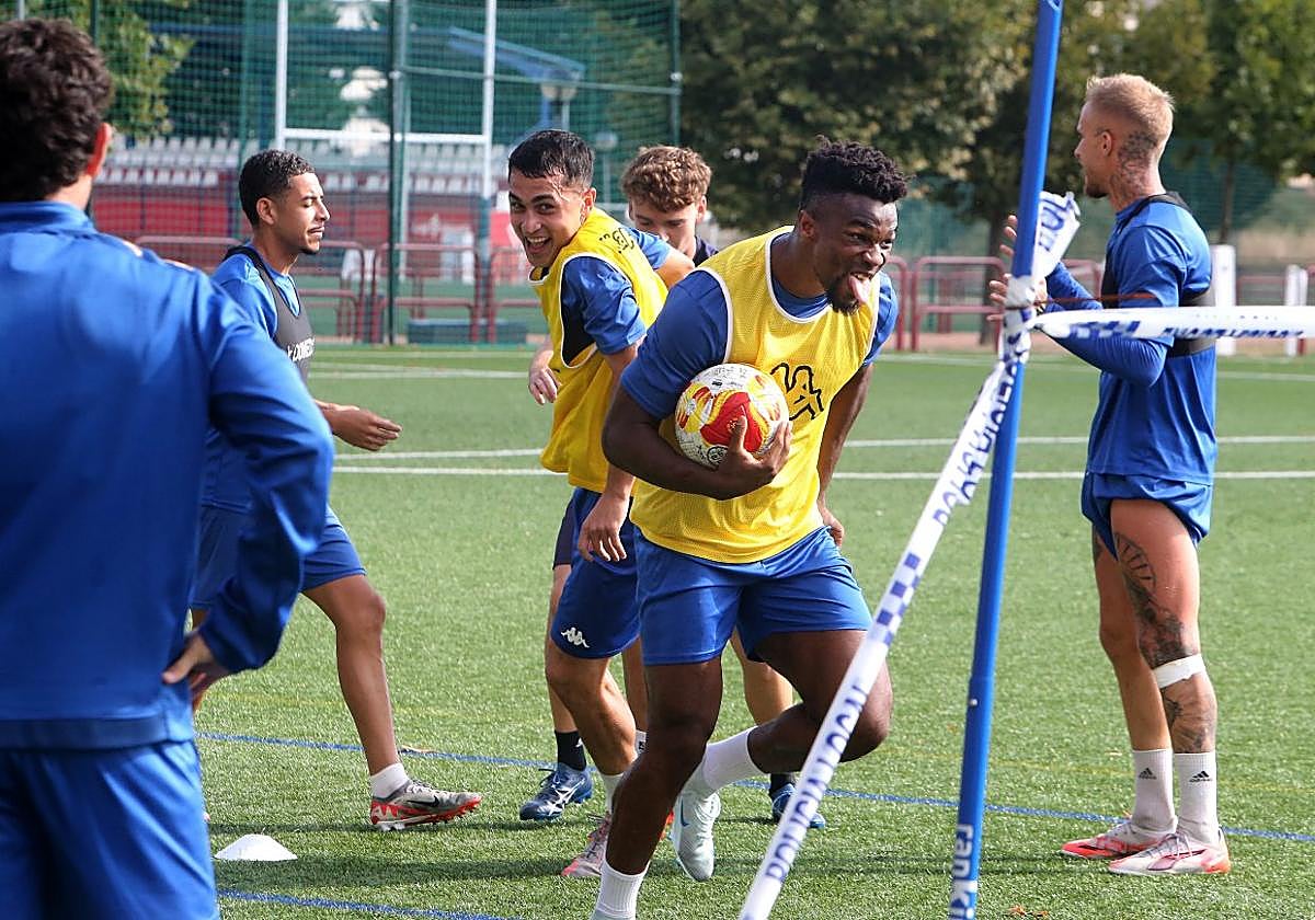 Los jugadores de la SD Logroñés sonríen en un entrenamiento en Pradoviejo.