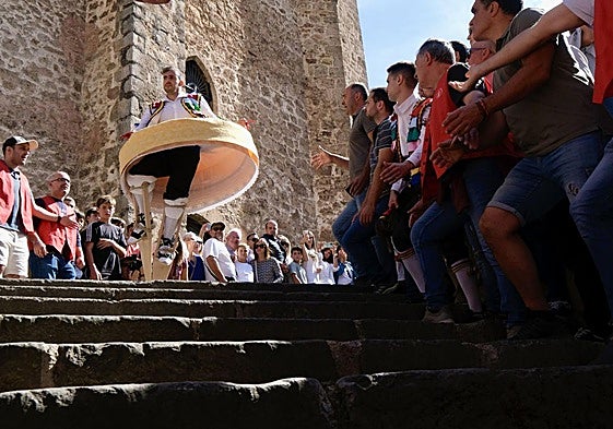 Los danzadores de Anguiano celebran Acción de Gracias con sus coloridas vueltas