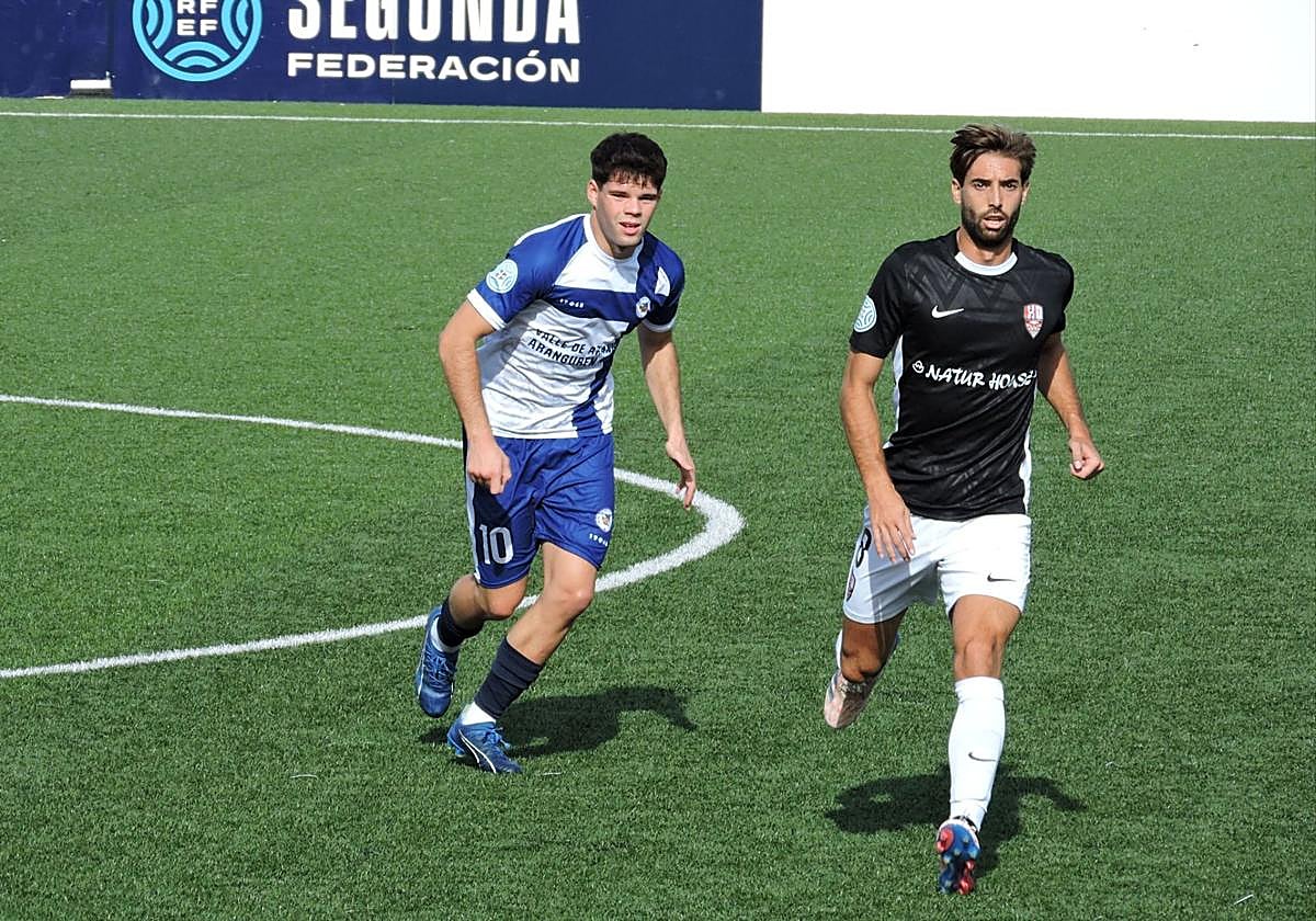 MIguel Marí espera la llegada del balón junto a Bujanda.